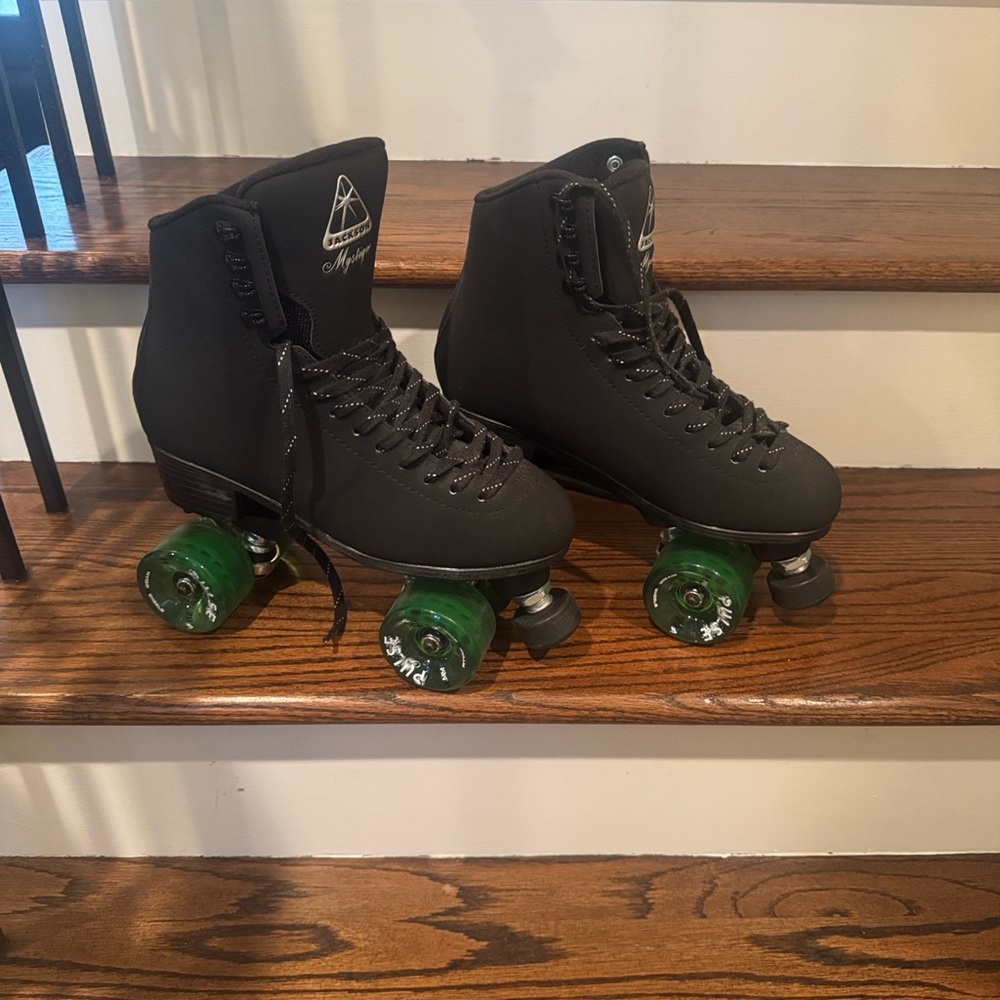 Jackson Fit to Perform women Black Pulse lite Skates W/ Green Wheels